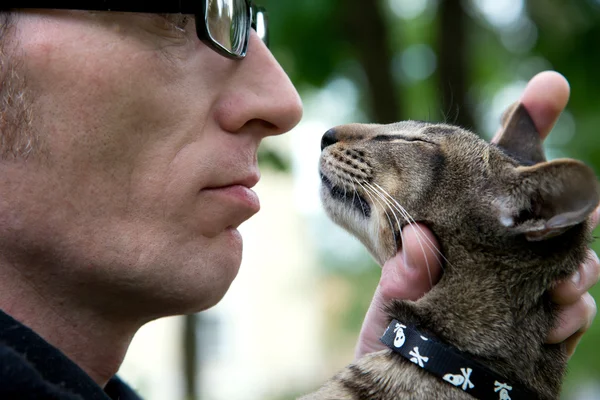 Primer plano retrato hombre con su gato —  Fotos de Stock