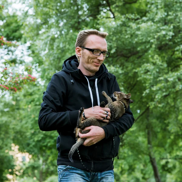 Portret lachende man met zijn kat — Stockfoto