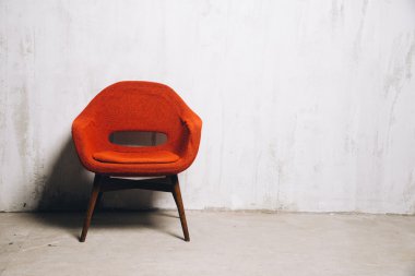 duvarın yanında kırmızı koltuk