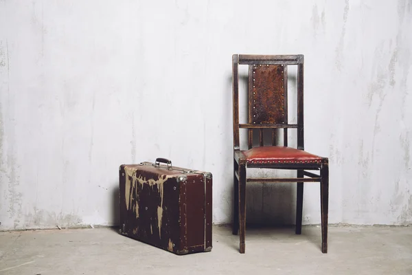 旧行李箱和椅子 — 图库照片