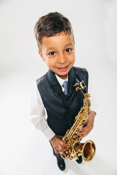 Seis anos de idade menino toca saxofone no estúdio — Fotografia de Stock