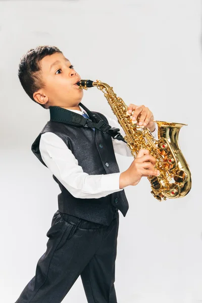 Sechsjähriger Junge spielt Saxofon im Studio — Stockfoto