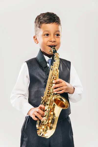 Sechsjähriger Junge spielt Saxofon im Studio — Stockfoto