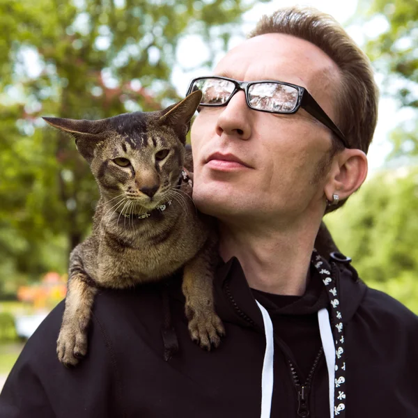 Close up cat and guy portrait outdoor — Stock Photo, Image