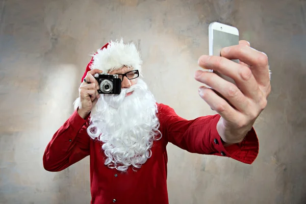 hipster santa retro kamera ve akıllı telefon ile selfy yapar