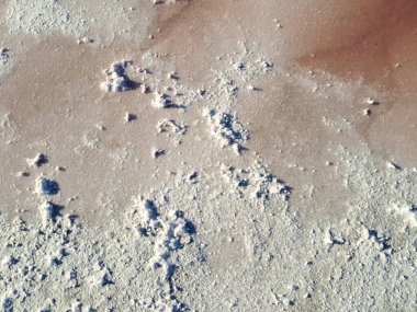 Buharlaşma sonucu oluşan pembe göldeki beyaz tuz. Soyut arkaplan.