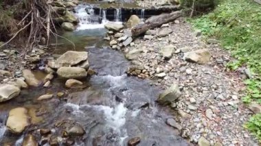 Dağ nehri, dağların tepesinden gelen su yamaçlarda ve şöminelerde akıyor..