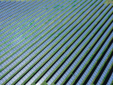 Güneş enerjisi santralinin havadan görüntüsü. Yenilenebilir enerji teması. Yukarıdan gelen güneş panelleri. Ekolojik yenilenebilir enerji kavramı.