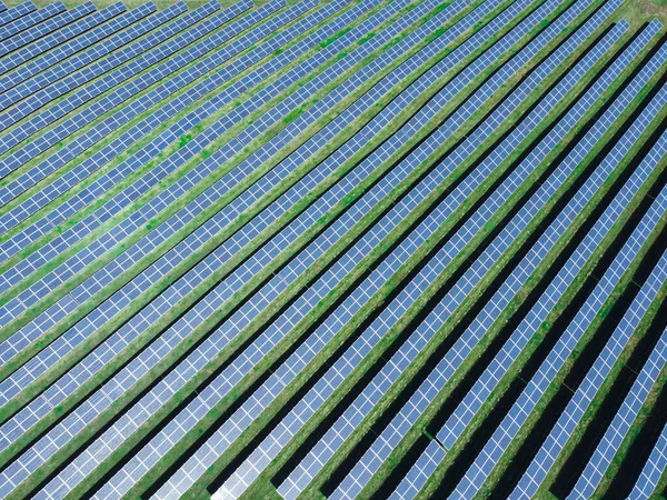Widok Powietrza Elektrownię Słoneczną Temat Energii Odnawialnej Panele Słoneczne Góry — Zdjęcie stockowe