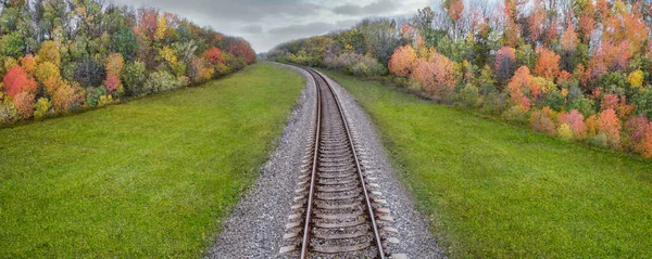 Perspektiva Železnice Panorama Podzimních Stromů Podél Kolejí Podzimní Krajina Oblačného — Stock fotografie