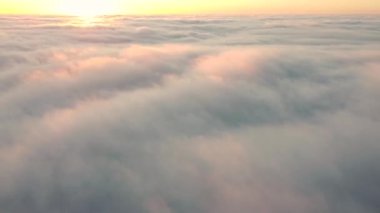 Sabah sisi ve ufukta güneş var. Hızla esen rüzgar bulutları gökyüzünde uçuruyor..