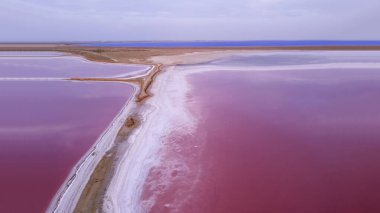 Pembe Tuz Gölü. Gölün pitoresk kıyısı, suyun buharlaşması sırasında oluşan kalın bir tuz tabakasıyla kaplıdır..