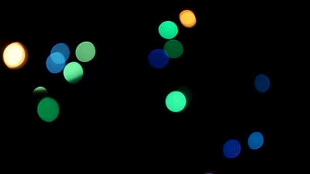 Svart bakgrunn med defokusert lys blinkende. defokuserte julelys på svart bakgrunn – stockvideo