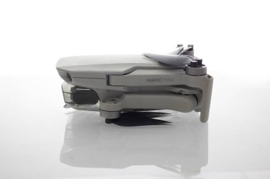 Beyaz arka planda DJI Mavic Mini 'nin kapalı bir görüntüsü. Teplyk, Ukrayna 03.01.2020