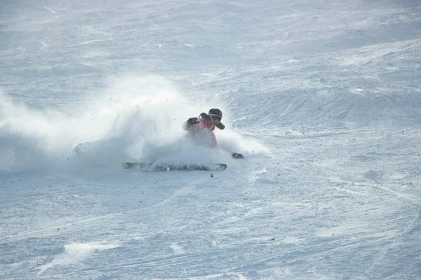 Snowboard Yapan Adam Karlı Tepelerde Dağlarda Snowboard Yapıyor — Stok fotoğraf