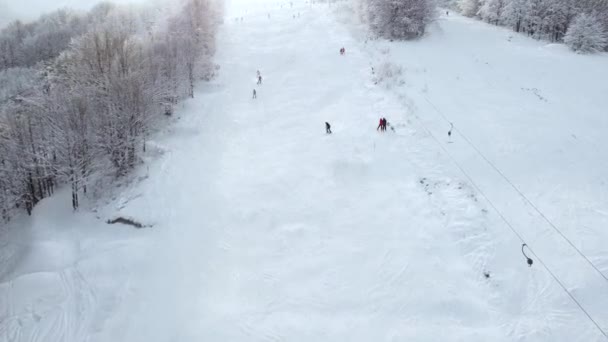 Гірськолижний курорт, пагорб, де катаються на лижах і сноуборді, божевільні люди відпочивають в горах взимку . — стокове відео