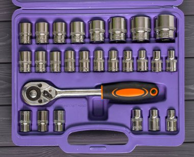 Mor renkli spreyler. Araba tamir aracı.