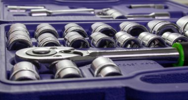 Spanners, plastik mor bir çantada tamir kiti..