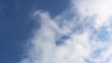 Üzerinde beyaz bulutların hareket ettiği mavi gökyüzü görüntüsünün zamanaşımı.