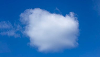 Mavi bir arkaplanda beyaz yuvarlak bulut.