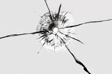 Beyaz arka planda camda bir delik var. Kırık cam çatlaklarının dokusu, tasarım için soyutlama.