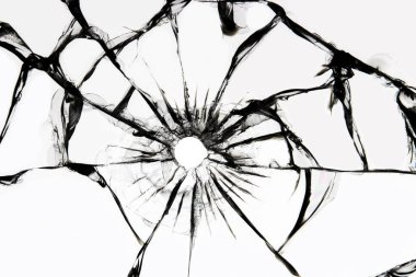 Kırıkları olan hasarlı camlar, kurşundan dolayı camda çatlaklar. Kırık pencere, beyaz arkaplanda doku.