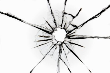 Beyaz arka planda kırık camlar. Kırık cam. Kurşun deliği, tasarım için soyutlama.