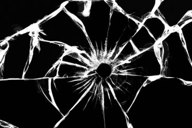 Kırıkları olan hasarlı camlar, kurşundan dolayı camda çatlaklar. Kırık pencere, siyah arkaplanda doku