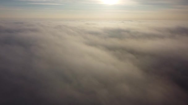 Espacio aéreo sobre niebla matutina. Volando sobre las nubes. — Vídeos de Stock