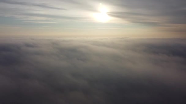 Bulutlarda uçuyor. Sabah güneşi ve sisli havada. — Stok video