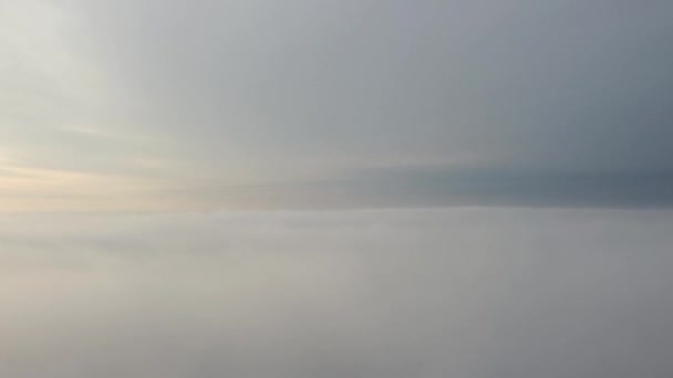 Levantamiento de un dron sobre la niebla de la mañana en tiempo nublado. — Vídeos de Stock