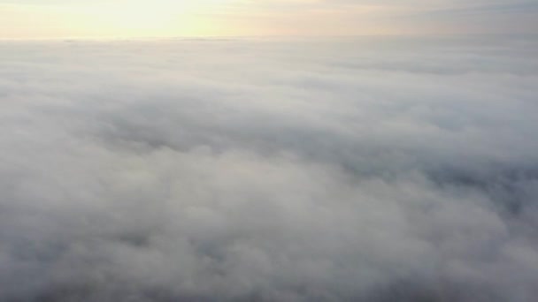 Aterrizando un dron que vuela a través de las nubes de la niebla de la mañana. — Vídeos de Stock