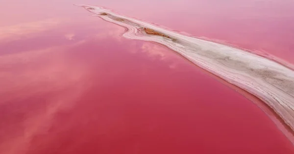 Egy Hosszú Sziget Sóval Borítva Egy Rózsaszín Tavon Rózsavízű Magas — Stock Fotó
