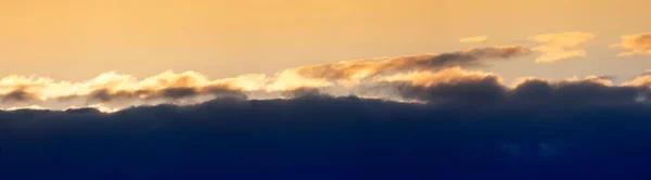 Panorama Del Tramonto Serale Con Nuvole Blu Scuro Nuvole Luce — Foto Stock