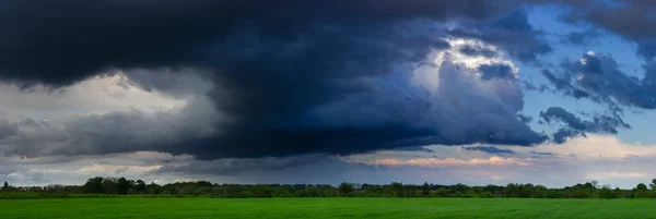 Dramatische Wolken Feld Und Himmel Mit Dunklen Wolken — Stockfoto