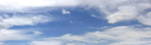 Panorama Del Cielo Azul Con Nubes Borrosas Flotando Cielo —  Fotos de Stock