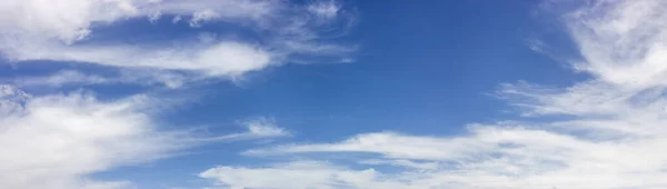 Panorama Con Piccole Nuvole Sfocate Nel Cielo Blu — Foto Stock