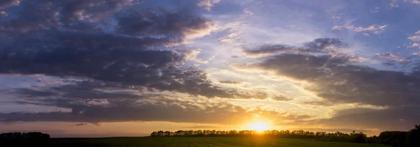 Panorama Sol Naranja Atardecer Con Nubes Púrpuras Horizonte — Foto de Stock