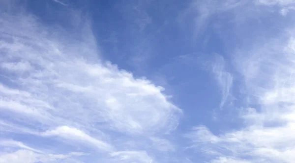 배경에는 의부드러운 구름으로 이루어진 파노라마가 펼쳐져 있었습니다 여름날에 구름이 바람은 — 스톡 사진