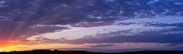 Panorama Bellissimo Tramonto Con Nuvole Viola Raggi Sole All Orizzonte — Foto Stock