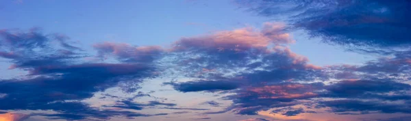 Panorama Cielo Blu Tramonto Nuvole Scure Drammatiche Illuminate Dal Sole — Foto Stock