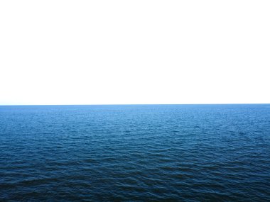 Mavi deniz ufukta, beyaz gökyüzü arkaplanı, kopyalama alanı için yer.