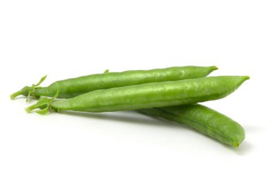 Beyaz arka planda izole edilmiş taze bezelyeler. Tatlı bezelye