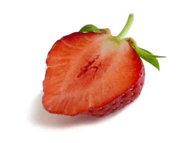 Kesilen kırmızı çilek beyaz arka planda izole edilmiş. Yarım olgun böğürtlenin tam odak noktası