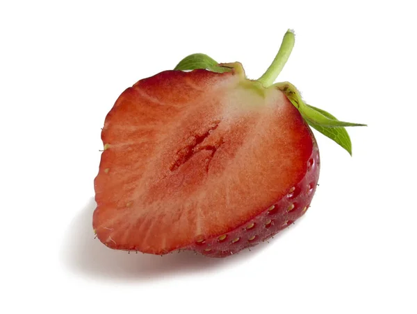 白い背景に隔離されたカットの赤いイチゴ 熟したベリーの半分の完全な焦点 — ストック写真