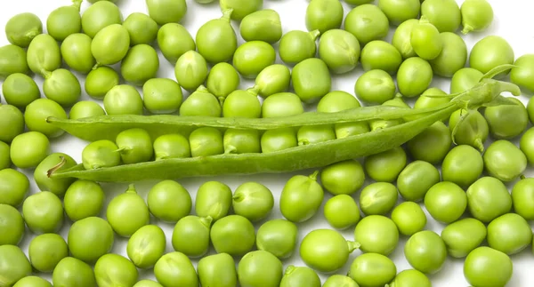 Erbsen Auf Weißem Hintergrund Verstreut — Stockfoto