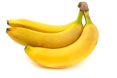 Beyaz arka planda izole edilmiş taze sarı muzların yakın çekimi