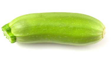 Beyaz arka planda taze yeşil kabak..