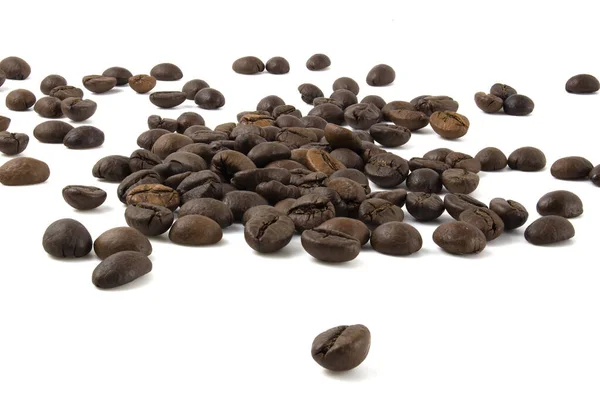 白い背景に隔離されたコーヒー豆が近づく — ストック写真