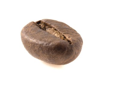 Beyaz arka planda izole kahve çekirdekleri.